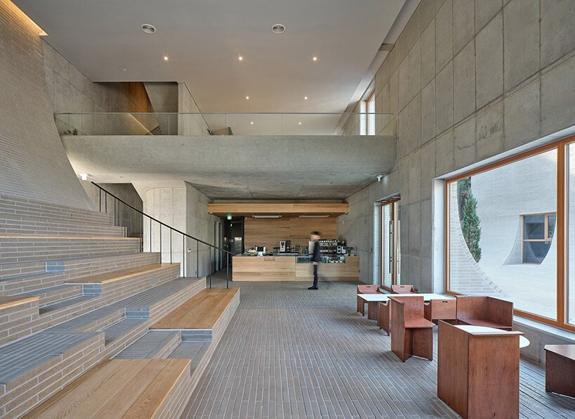 混凝土砖立面流入中央庭院，形成韩国无名建筑的咖啡馆