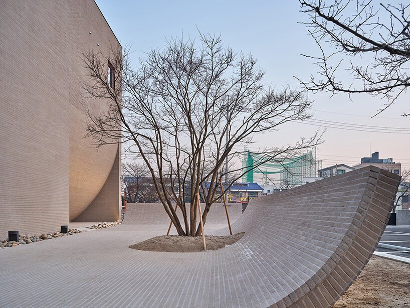 混凝土砖立面流入中央庭院，形成韩国无名建筑的咖啡馆