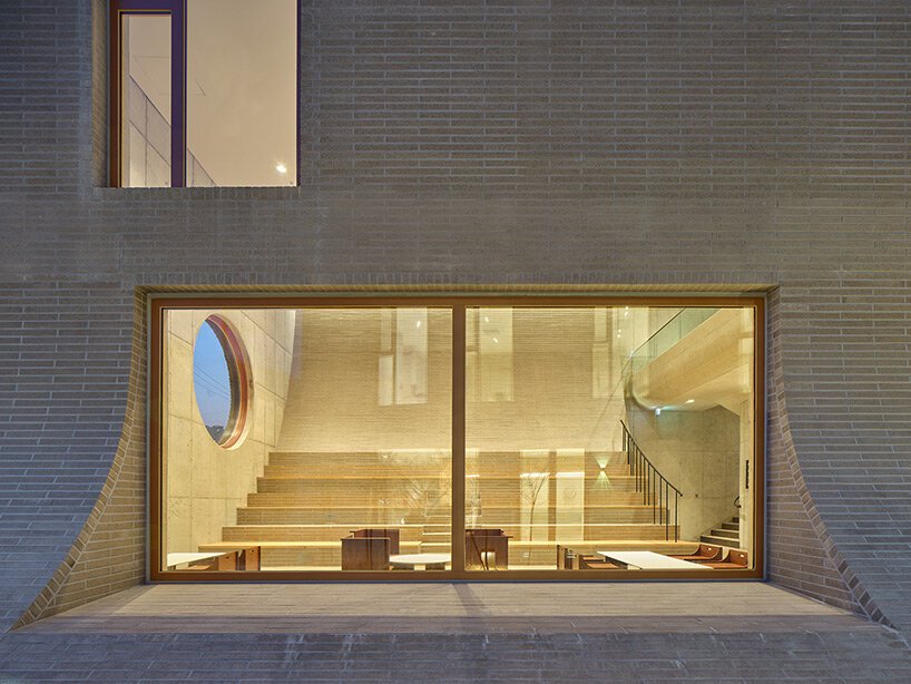 混凝土砖立面流入中央庭院，形成韩国无名建筑的咖啡馆