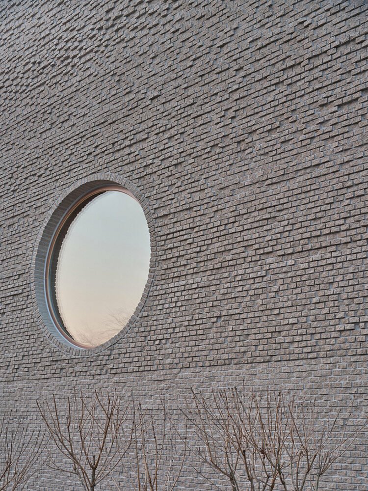 混凝土砖立面流入中央庭院，形成韩国无名建筑的咖啡馆