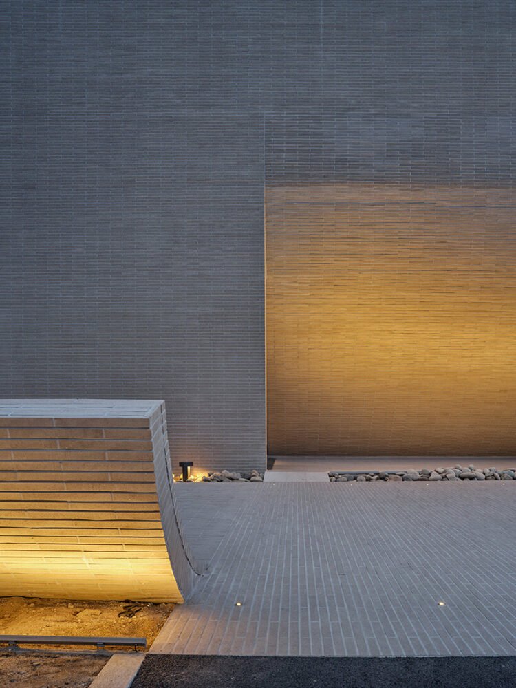 混凝土砖立面流入中央庭院，形成韩国无名建筑的咖啡馆