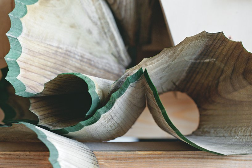 久米菜菜子使用巨型磨刀器将木屑变成吊灯