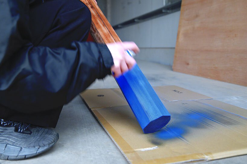 久米菜菜子使用巨型磨刀器将木屑变成吊灯