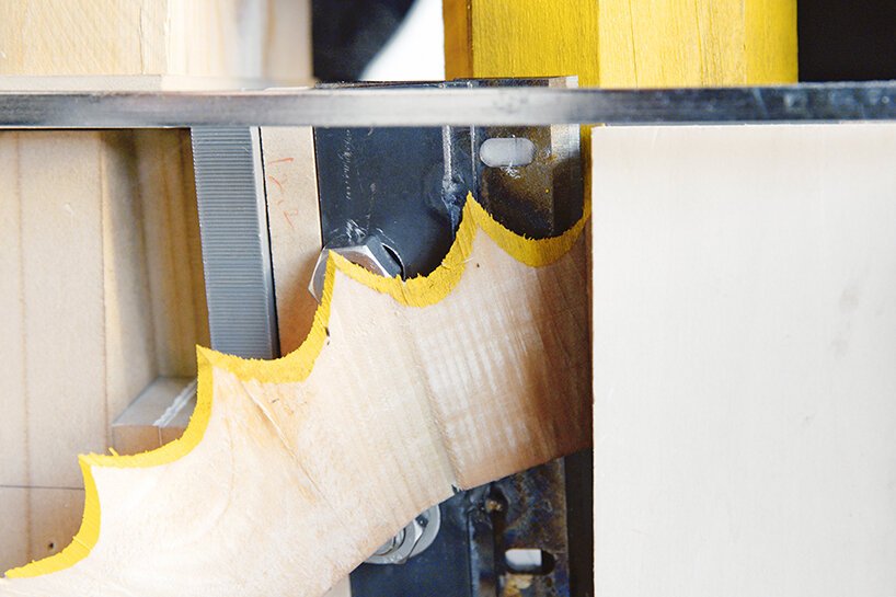 久米菜菜子使用巨型磨刀器将木屑变成吊灯