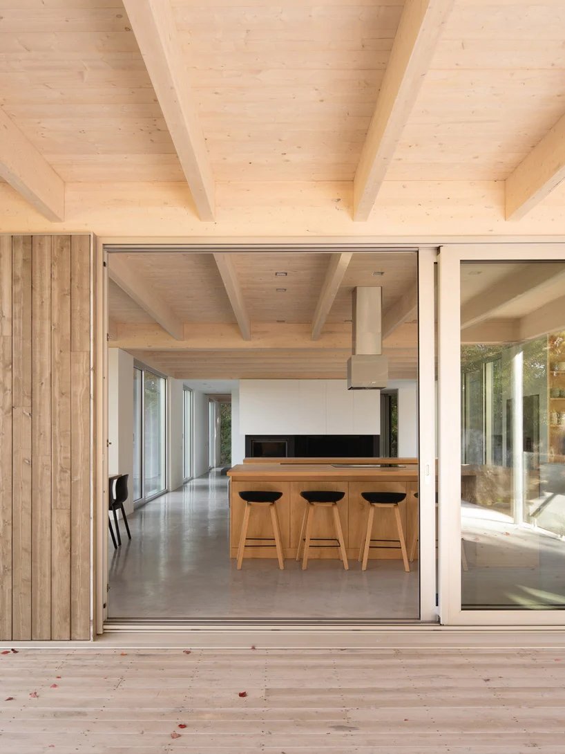 娜塔莉·迪翁建筑将木屋嵌入加拿大岩石森林中 娜塔莉·迪翁建筑将木屋嵌入加拿大岩石森林中