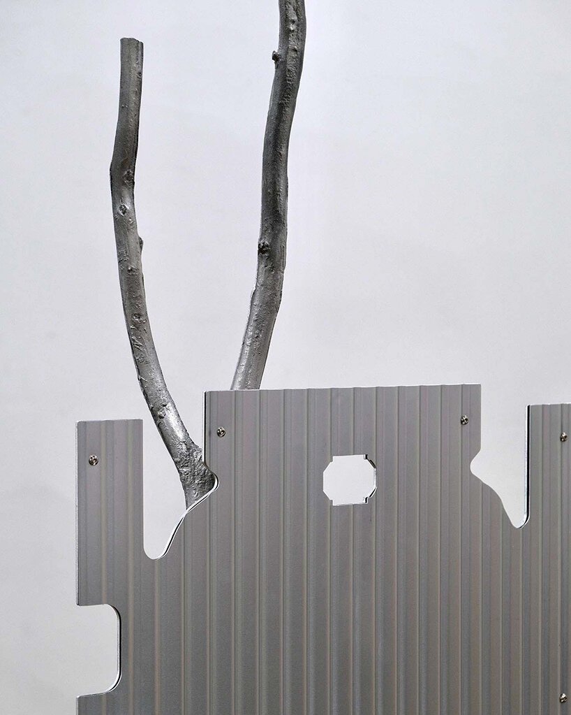 lee sisan 的银色椅子由 RIMOWA 的行李箱件 + 铸铝树枝制成