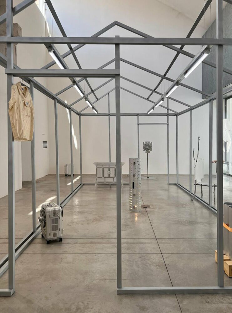 lee sisan 的银色椅子由 RIMOWA 的行李箱件 + 铸铝树枝制成