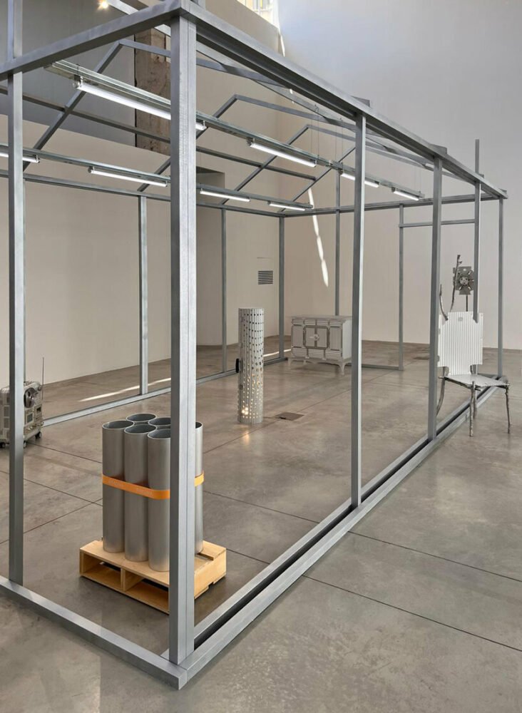 lee sisan 的银色椅子由 RIMOWA 的行李箱件 + 铸铝树枝制成