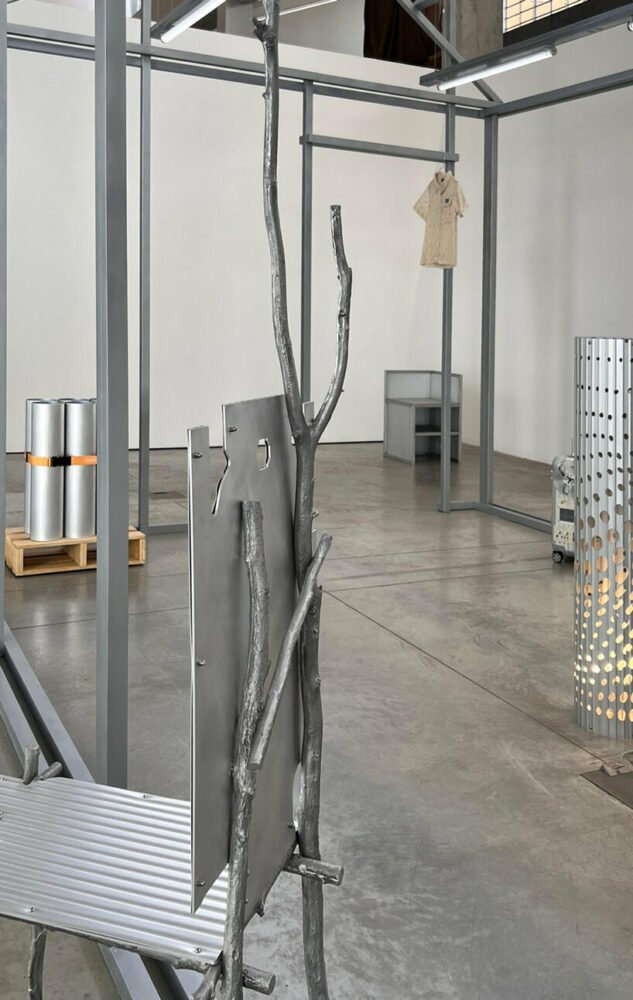 lee sisan 的银色椅子由 RIMOWA 的行李箱件 + 铸铝树枝制成