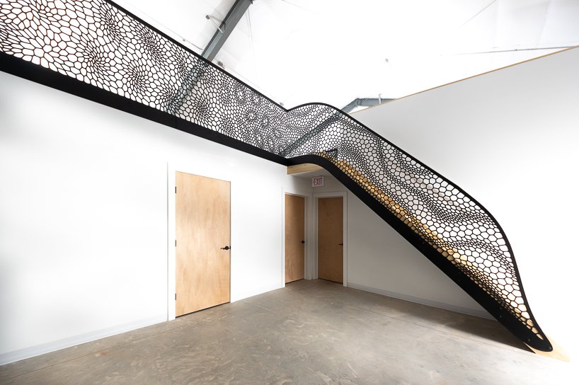 神经系统新工作室中的激光切割钢楼梯栏杆让人想起植物组织形态