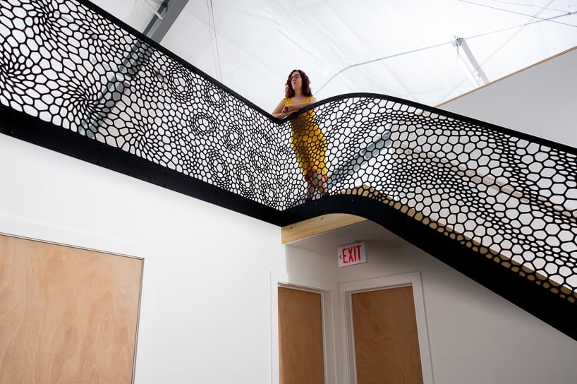 神经系统新工作室中的激光切割钢楼梯栏杆让人想起植物组织形态