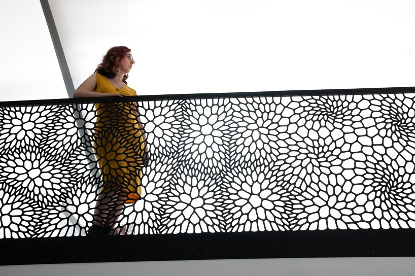 神经系统新工作室中的激光切割钢楼梯栏杆让人想起植物组织形态