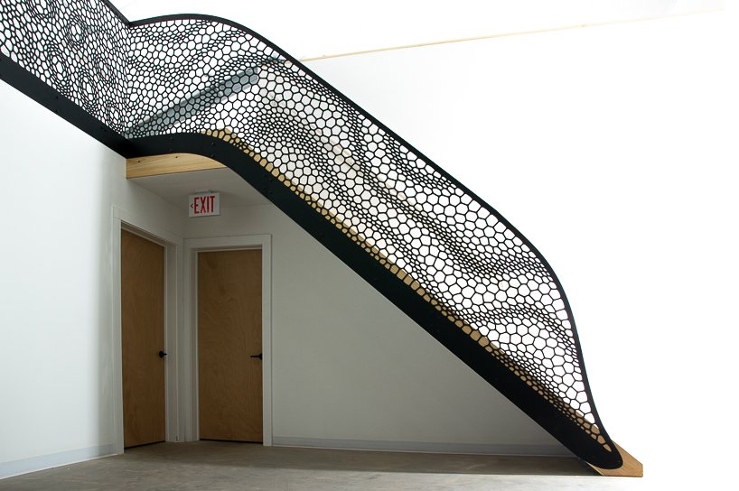 神经系统新工作室中的激光切割钢楼梯栏杆让人想起植物组织形态