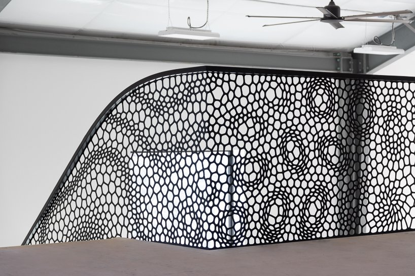 神经系统新工作室中的激光切割钢楼梯栏杆让人想起植物组织形态