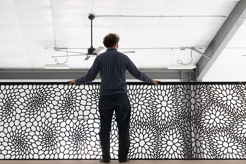 神经系统新工作室中的激光切割钢楼梯栏杆让人想起植物组织形态