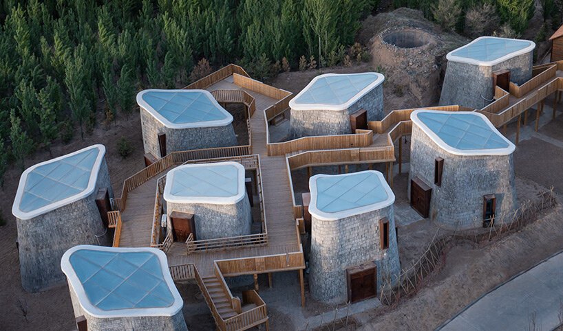 漂浮的木桥网络将中国农村分散的有机形状的“石窟”联合起来