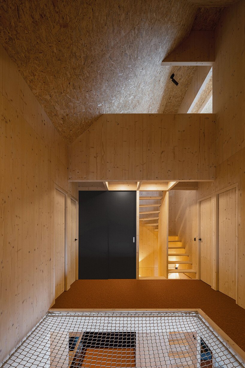 NEW HOW 完成了其周末别墅 nové hamry，作为山中的了望塔