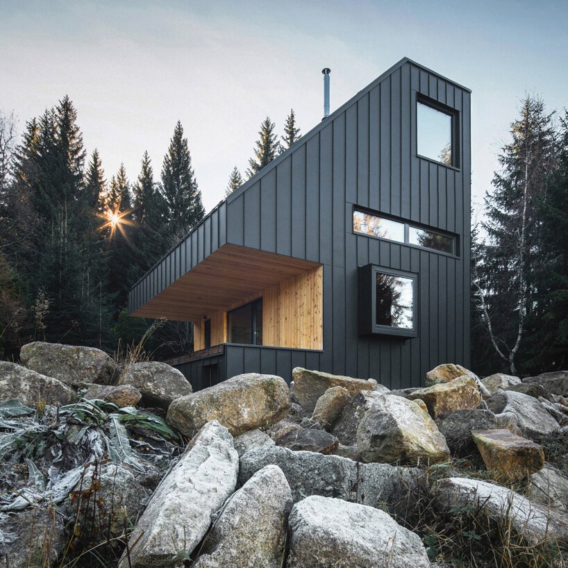 NEW HOW 完成了其周末别墅 nové hamry，作为山中的了望塔