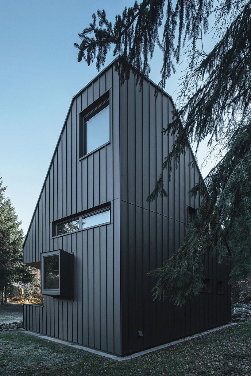 NEW HOW 完成了其周末别墅 nové hamry，作为山中的了望塔