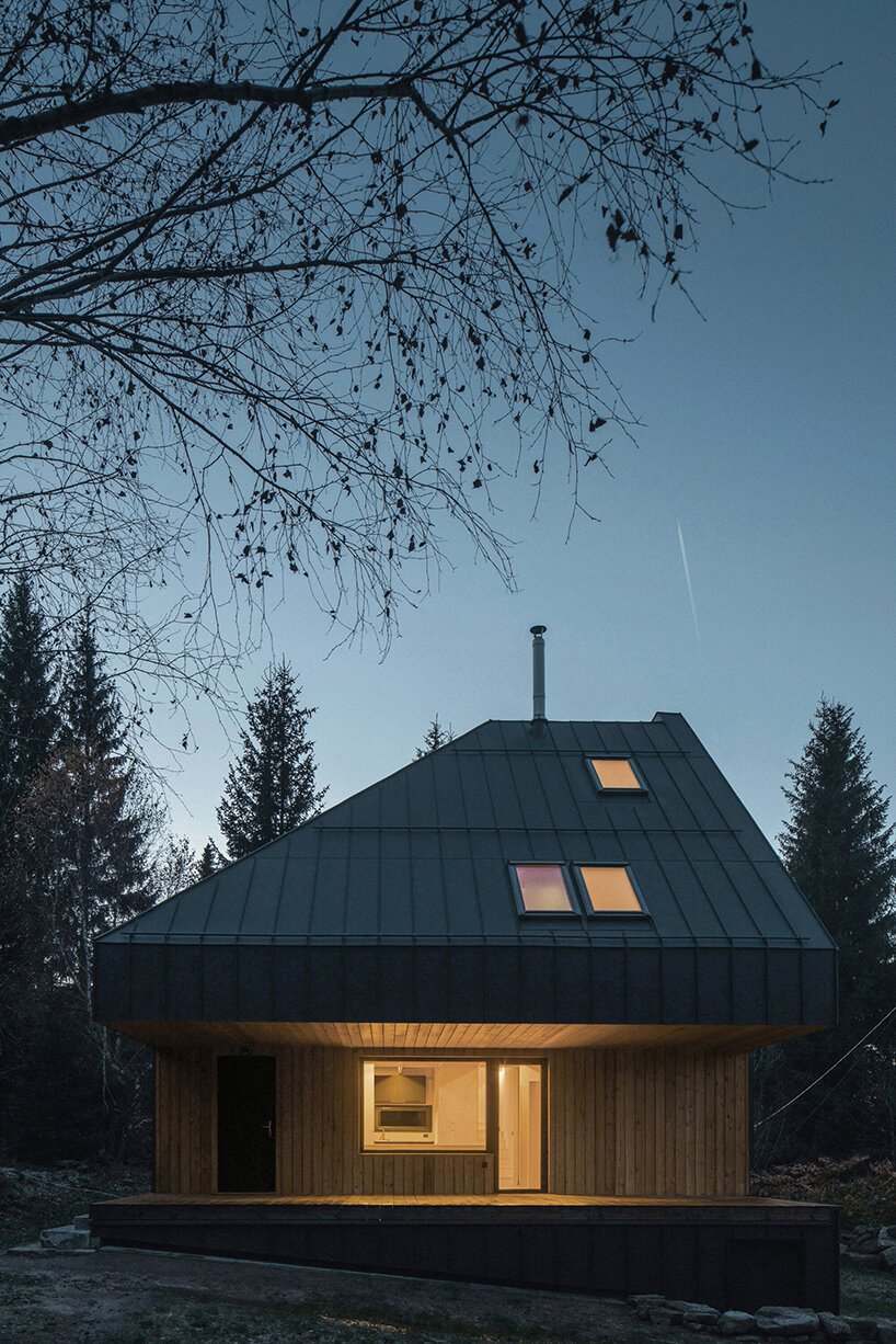 NEW HOW 完成了其周末别墅 nové hamry，作为山中的了望塔