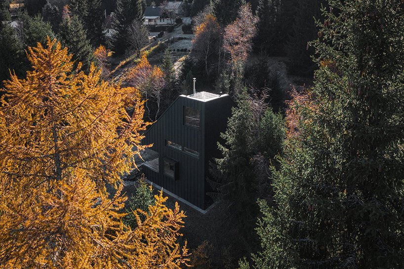 NEW HOW 完成了其周末别墅 nové hamry，作为山中的了望塔