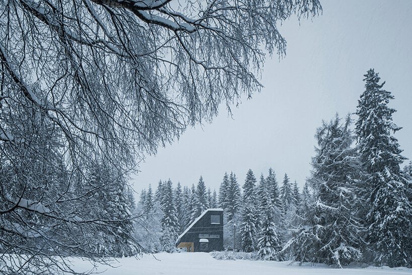 NEW HOW 完成了其周末别墅 nové hamry，作为山中的了望塔