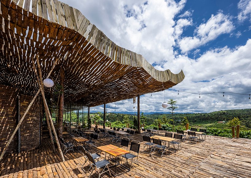 越南乡村景观中的室外咖啡馆上覆盖着穿孔木屋顶