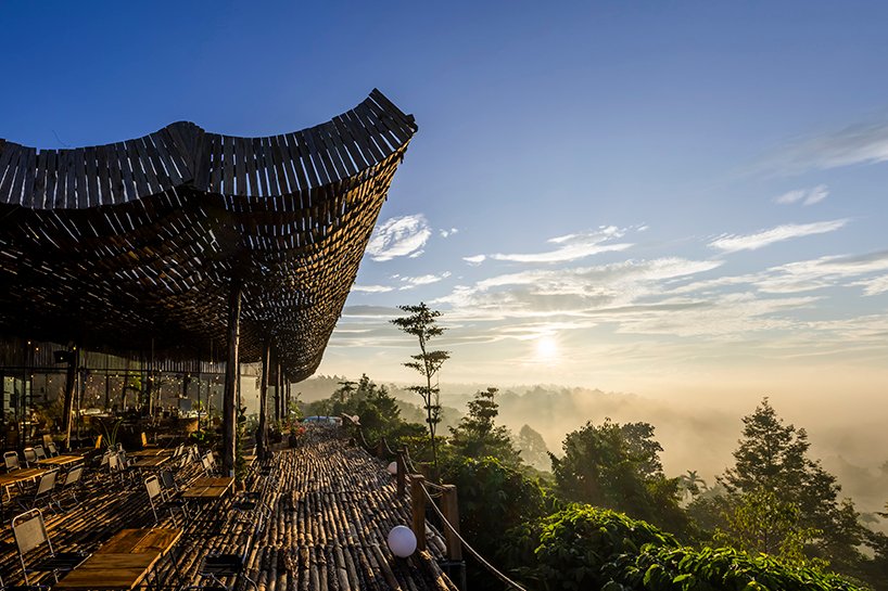 越南乡村景观中的室外咖啡馆上覆盖着穿孔木屋顶