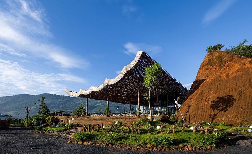 越南乡村景观中的室外咖啡馆上覆盖着穿孔木屋顶