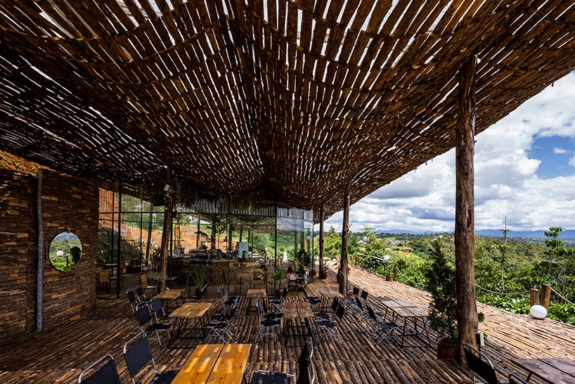 越南乡村景观中的室外咖啡馆上覆盖着穿孔木屋顶