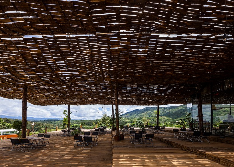越南乡村景观中的室外咖啡馆上覆盖着穿孔木屋顶
