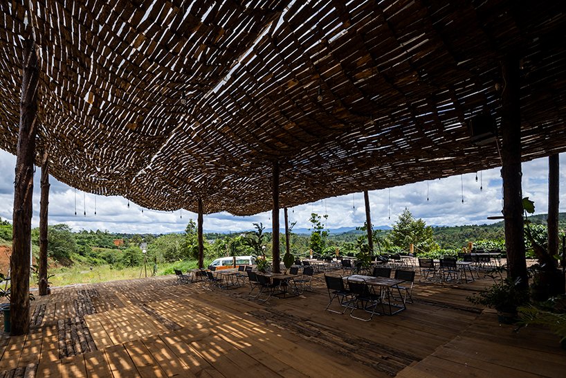 越南乡村景观中的室外咖啡馆上覆盖着穿孔木屋顶