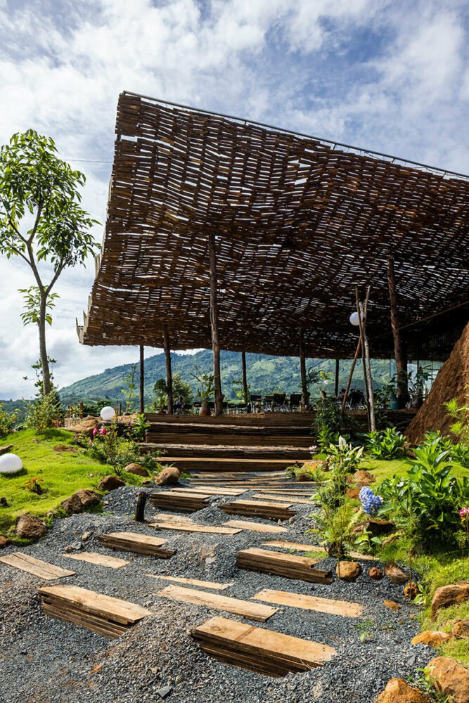 越南乡村景观中的室外咖啡馆上覆盖着穿孔木屋顶