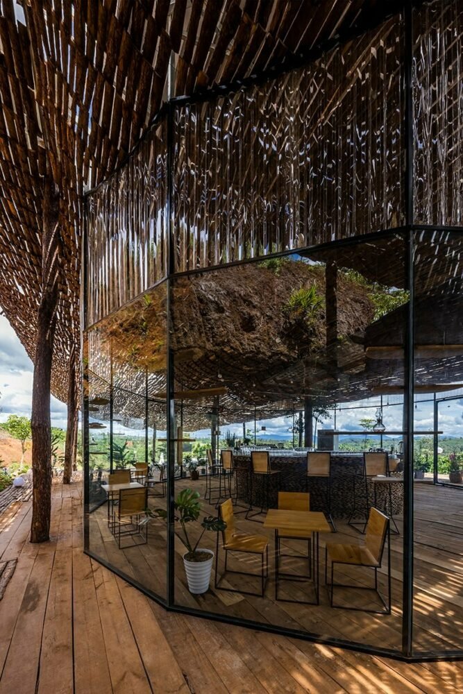 越南乡村景观中的室外咖啡馆上覆盖着穿孔木屋顶
