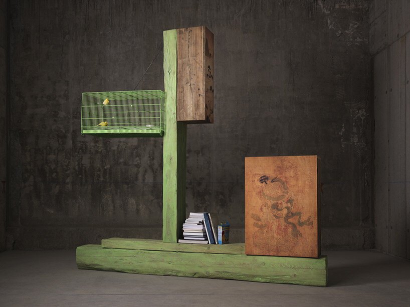 安德里亚·布兰齐 (Andrea Branzi) 在米兰 Nilufar Depot 欣赏他的图腾雕塑