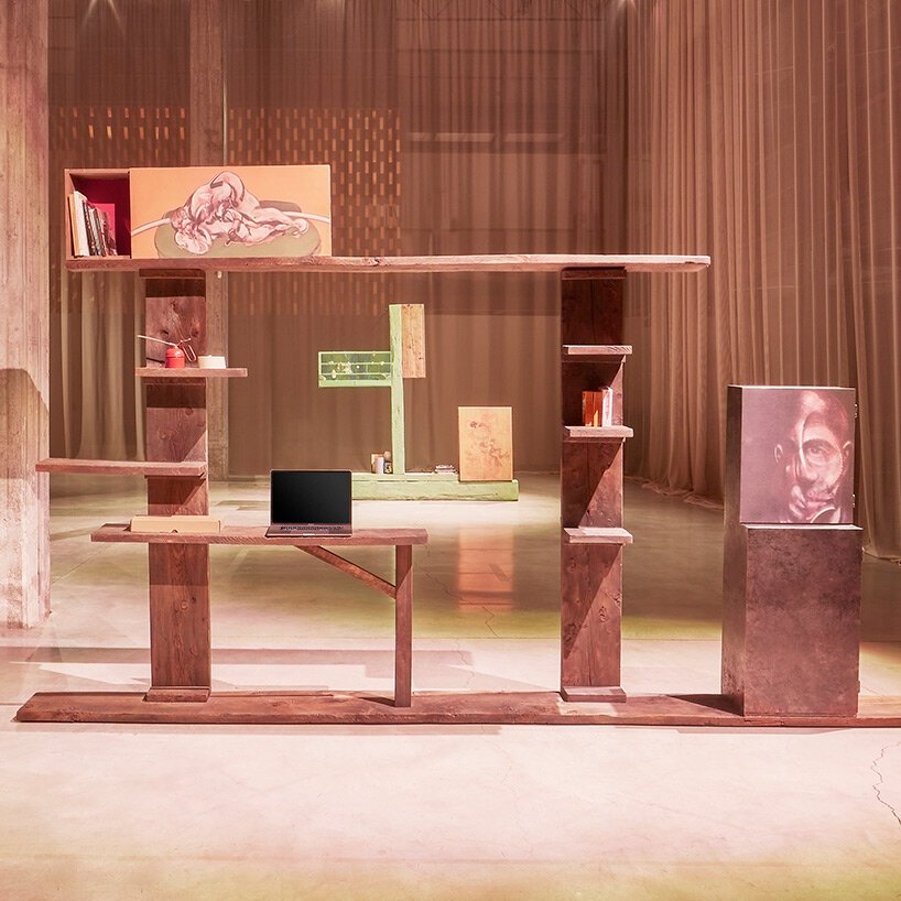 安德里亚·布兰齐 (Andrea Branzi) 在米兰 Nilufar Depot 欣赏他的图腾雕塑