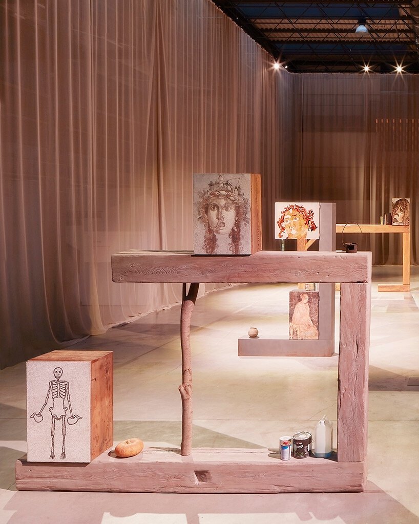 安德里亚·布兰齐 (Andrea Branzi) 在米兰 Nilufar Depot 欣赏他的图腾雕塑