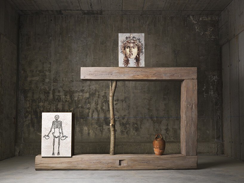 安德里亚·布兰齐 (Andrea Branzi) 在米兰 Nilufar Depot 欣赏他的图腾雕塑