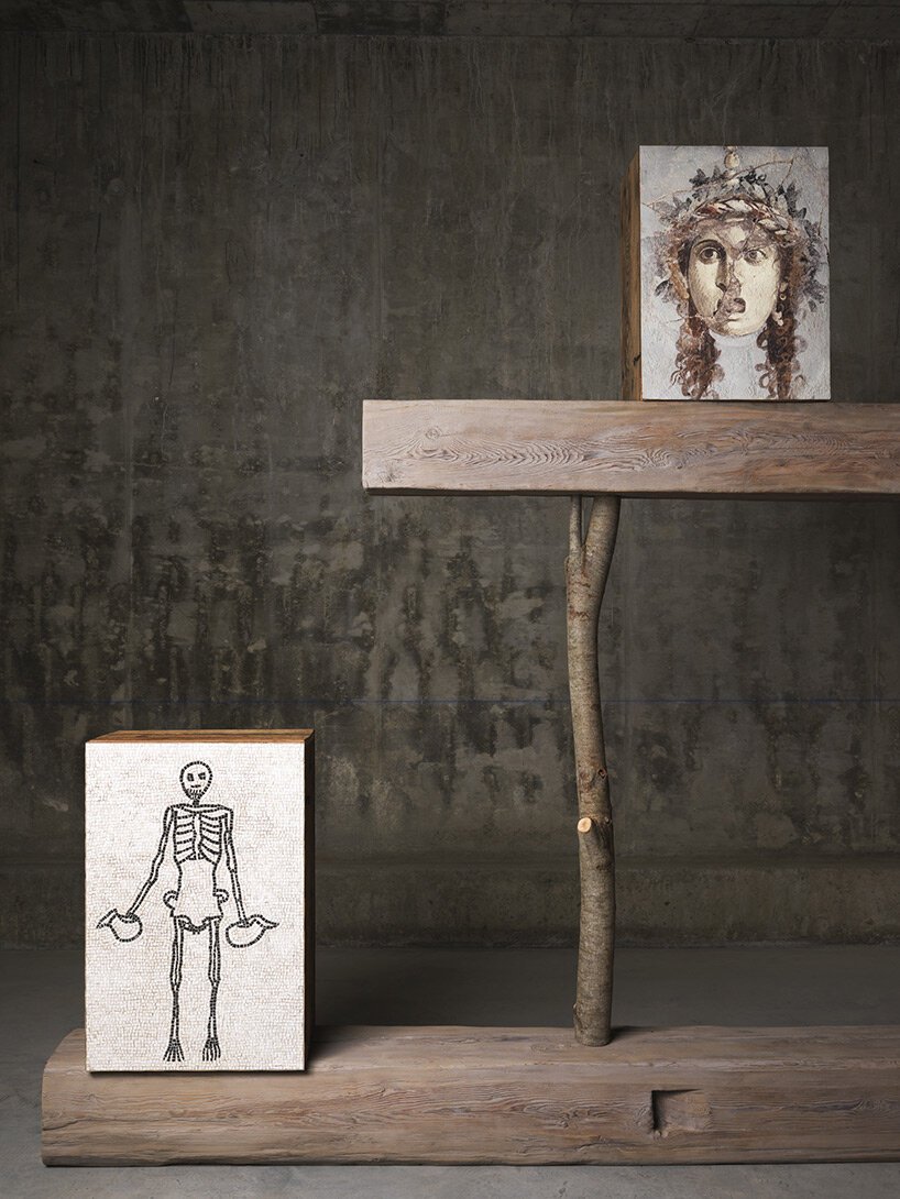 安德里亚·布兰齐 (Andrea Branzi) 在米兰 Nilufar Depot 欣赏他的图腾雕塑