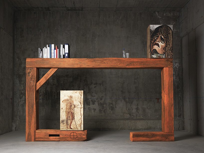 安德里亚·布兰齐 (Andrea Branzi) 在米兰 Nilufar Depot 欣赏他的图腾雕塑