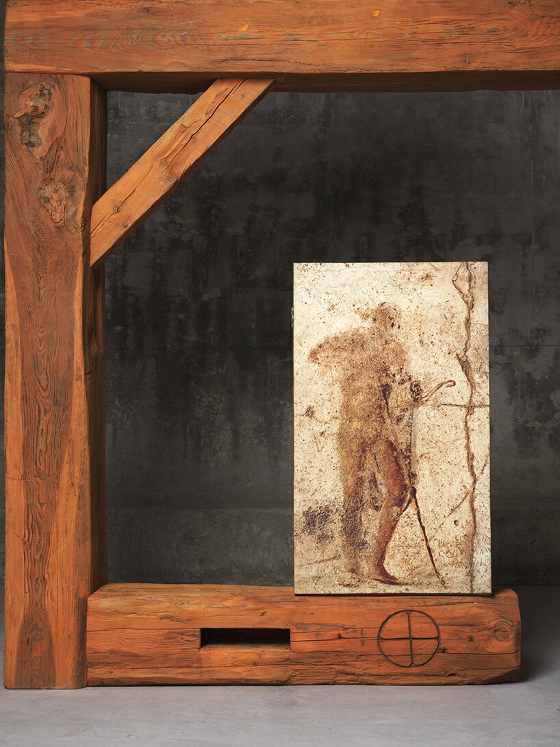 安德里亚·布兰齐 (Andrea Branzi) 在米兰 Nilufar Depot 欣赏他的图腾雕塑