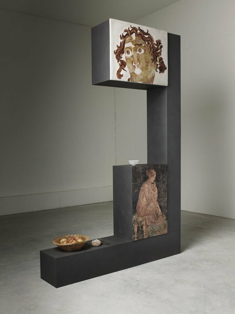 安德里亚·布兰齐 (Andrea Branzi) 在米兰 Nilufar Depot 欣赏他的图腾雕塑