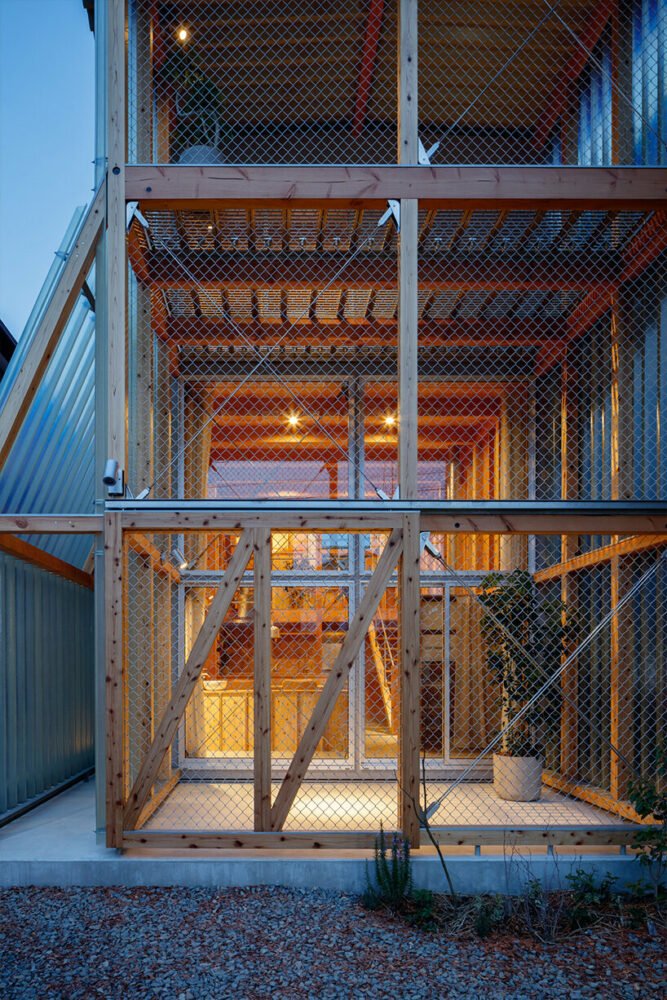 诺里建筑师为丰田最小的房子设计了钢网立面