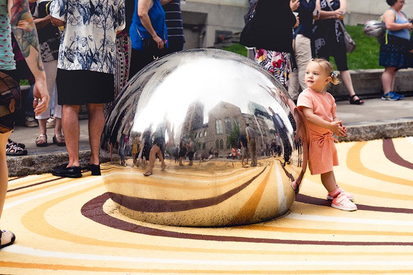 NÓS 的移动沙丘是蒙特利尔的一幅大型壁画,似乎扭曲了街道 NÓS 的移动沙丘是蒙特利尔的一幅大型壁画,似乎扭曲了街道