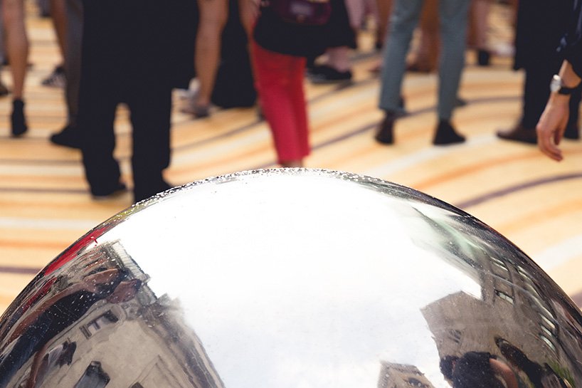 NÓS 的移动沙丘是蒙特利尔的一幅大型壁画,似乎扭曲了街道 NÓS 的移动沙丘是蒙特利尔的一幅大型壁画,似乎扭曲了街道