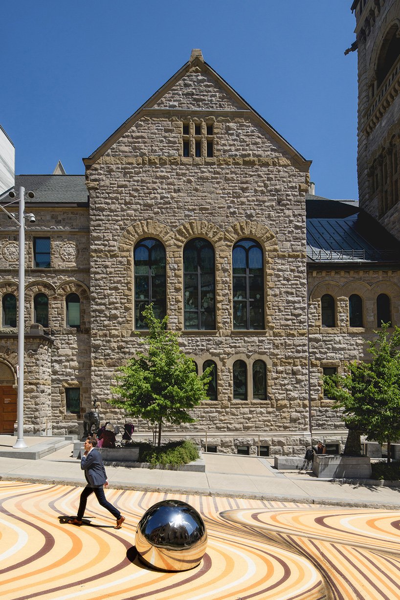 NÓS 的移动沙丘是蒙特利尔的一幅大型壁画,似乎扭曲了街道 NÓS 的移动沙丘是蒙特利尔的一幅大型壁画,似乎扭曲了街道