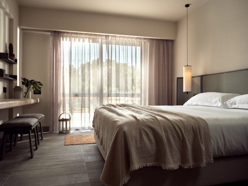 earthy, natural finishes complement the surrounding landscape with light gray tones