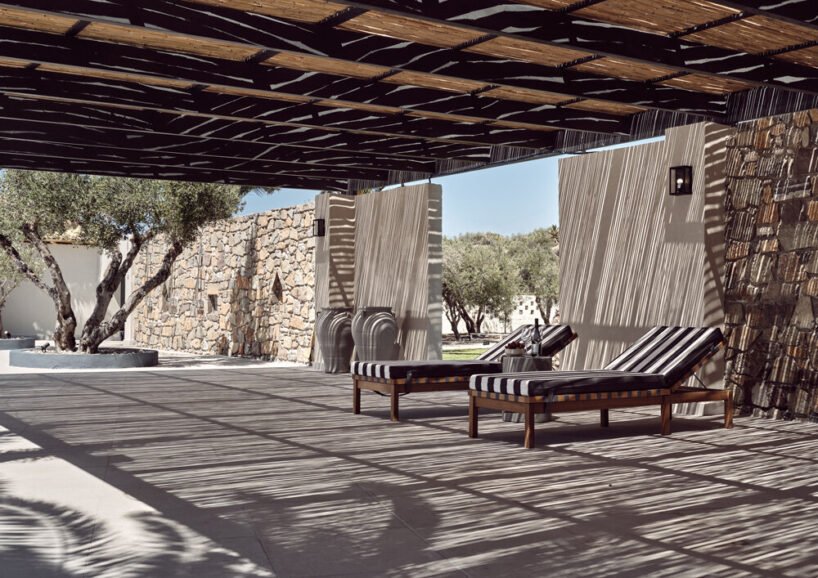 earthy, natural finishes complement the surrounding landscape with light gray tones