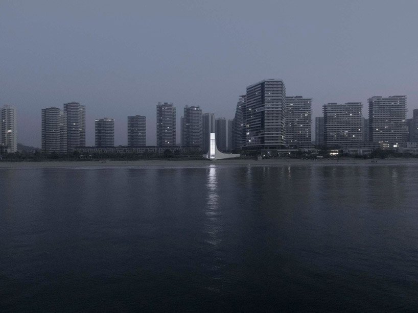 这座由 o -office 设计的教堂就像金亭湾上空漂浮的光柱一样出现