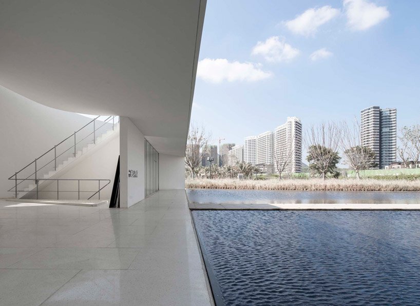 这座由 o -office 设计的教堂就像金亭湾上空漂浮的光柱一样出现